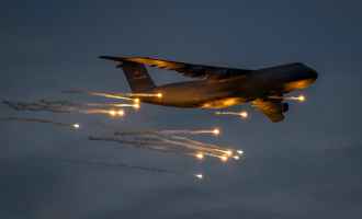C-17 εκτοξεύει flares