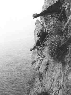 Αγιορείτης-στο-γκρεμό