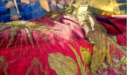 Tο αδιάφθορο λείψανο της Αγίας Θεοδώρας, της Αυγούστας. “…η θήκη, θεόστεπτε, των σων αγίων λειψάνων, πλήρης ούσα χάριτος, καταφλέγει δαίμονας…”