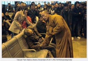 βουδιστής-μοναχός-προσεύχεται-για-νεκρό-άνδρα