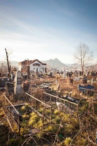 ρημαγμένο κοιμητήριο στην Μιτροβίτσα