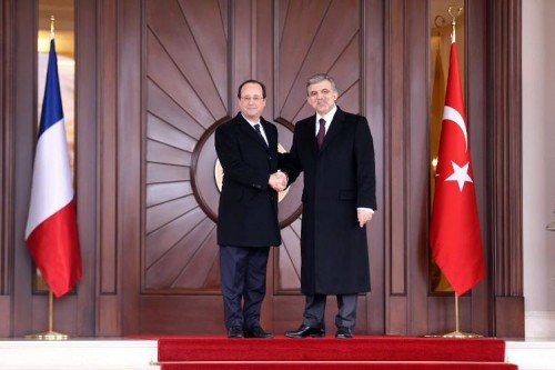 614863-le-president-francais-francois-hollande-et-son-homologue-turc-abdullah-gul-a-ankara-en-turquie-le-27