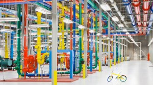 Χιλιάδες μέτρα αγωγών στο εσωτερικό των data centers, βαμμένοι με φωτεινά χρώματα για να αναγνωρίζουν οι τεχνικοί τι είναι ο καθένας.