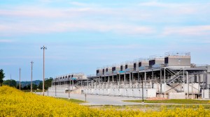 Aγριολούλουδα γύρω από τους πύργους ψύξης στο κέντρο δεδομένων της Αϊόβα.