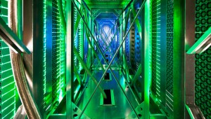 Μια σπάνια ματιά από το διάδρομο πίσω από τους servers. Τα πράσινα φώτα είναι τα LEDs που δείχνουν την κατάσταση του server.