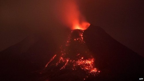η-στιγμή-της-έκρηξης-του-ηφαιστείου-στην-Ινδονησία
