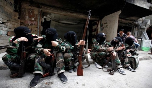Γυναικείο Ισλαμιστικό Τάγμα στη Ράκα, διακρίνεται το σήμα του FSA 