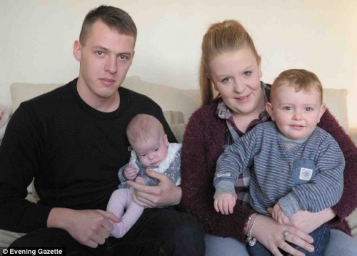 Οι νεαροί γονείς ποζάρουν ευτυχισμένοι με τα δυο παιδιά τους Faith και Logan