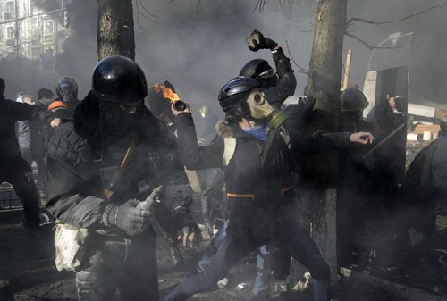 Παραστρατιωτικοί διαδηλωτές