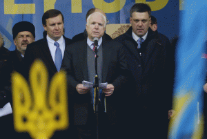 Ο Mc Cain με τους ηγέτες της ουκρανικής αντιπολίτευσης στην εξέδρα της Maidan