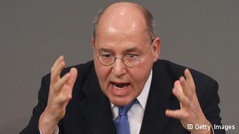 O Γκρέγκορ Γκίζι κατηγόρησε την καγκελάριο Mέρκελ ότι μετρά το διεθνές δίκαιο με δύο μέτρα και σταθμά