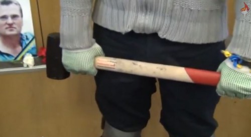 Λεπτομέρεια από το βίντεο της συνεδρίασης στην Κριμαία υπό την απειλή της βαριοπούλας