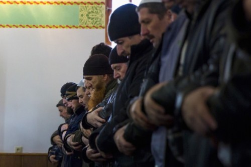 Τάταροι της Κριμαίας προσεύχονται στο τζαμί Chan Chair στο Bakhchisaray, κοντά στη Συμφερούπολη, φωτο Reuters