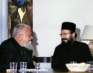 Ο ηγούμενος της Σίμωνος Πέτρας σε εγκάρδιο στιγμιότυπο με τον παπικό ηγούμενο του Bose, Έντσο Μπιάνκι