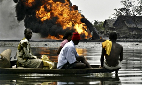 Νιγηρία: Κάτοικοι εκκενώνουν τις οικίες τους με βάρκες καθώς περνούν μέσα από σύννεφα καπνού και φλόγες που πηγάζουν από φλεγόμενο αγωγό πετρελαίου