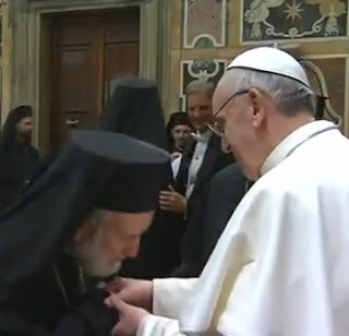 Ο Μητροπολίτης Περγάμου Ιωάννης φιλάει το χέρι του Πάπα