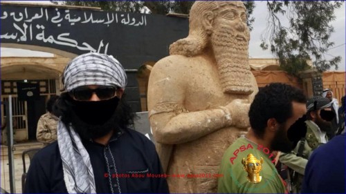 Μέλη της ISIS με καλυμμένα τα πρόσωπα φωτογραφίζονται με τους αρχαιολογικούς θησαυρούς