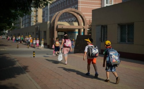 7772159573_des-enfants-sur-le-chemin-de-l-ecole-a-pekin-le-19-juin-2013-archives