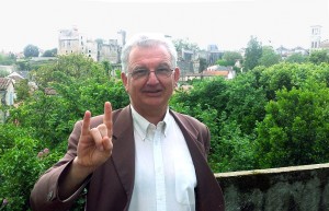 ο απερχόμενος δήμαρχος της γαλλικής πόλης σε σατανιστική χειρονομία