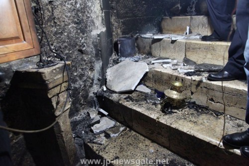 Τά ἀποτελέσματα τῆς πυρκαϊᾶς εἰς τάς βαθμίδας τοῦ Σπηλαίου.