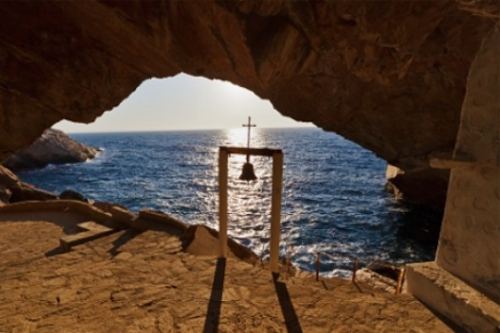 εκκλησία-προσβάσιμη-μόνο-από-τη-θάλασσα