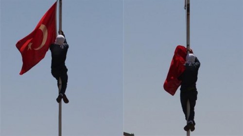 νεαρός-κούρδος-κατεβάζει-την-τουρκική-σημαία-2