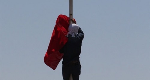νεαρός-κούρδος-κατεβάζει-την-τουρκική-σημαία