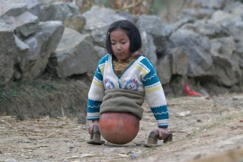το-4χρονο-κορίτσι-με-τη-μπάλα-που-συγκλόνισε-την-Κίνα-εικόνες-βίντεο-4