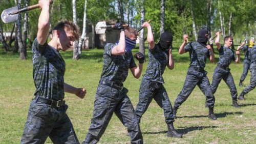 εκπαίδευση των παραστρατιωτικών ομάδων κρούσης