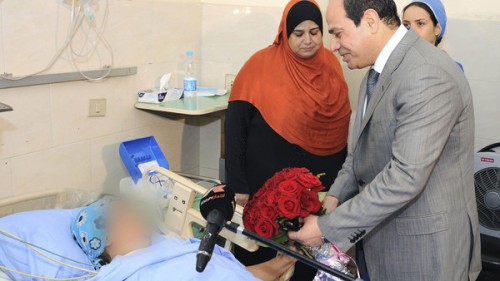 Η επίσκεψη του Προέδρου της Αιγύπτου στο νοσοκομείο όπου νοσηλεέται με εγκαύματα  το θύμα της σεξουαλικής κακοποίησης