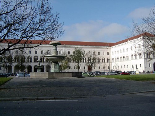 Η πλατεία των αδελφών Σολ στο κεντρικό κτίριο του πανεπιστημίου του Μονάχου. Ονομάστηκε έτσι επειδή εκεί συνελήφθησαν από τις ναζιστικές αρχές οι πρωταγωνιστές της οργάνωσης Λευκό Ρόδο.