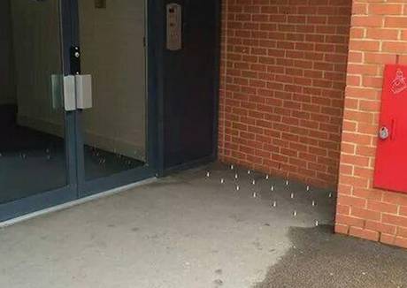 παγκάκια-καταφύγια-για-άστεγους-5