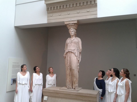 πρωτότυπη-διαμαρτυρία-για-την-επιστροφή-των-γλυπτών-του-Παρθενώνα-1