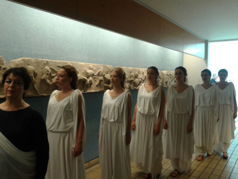 πρωτότυπη-διαμαρτυρία-για-την-επιστροφή-των-γλυπτών-του-Παρθενώνα-2