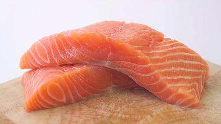 σολομός-ιχθυοτροφείου-καρκινογόνος-τροφή