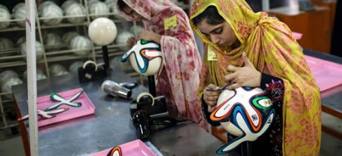 στα-άδυτα-του-εργοστασίου-που-φτιάχνεται-η-μπάλα-του-μουντιάλ-εικόνες