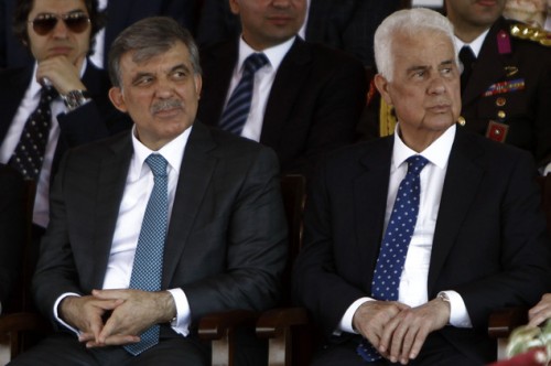 Ο Πρόεδρος της  Τουρκίας Αμπντουλάχ Γκιούλ, αριστερά, και ο Τουρκοκύπριος ηγέτης Ντερβίς Έρογλου παρακολουθούν την  στρατιωτική παρέλαση στο Τουρκοκυπριακό τμήμα από τη διχοτομημένη πρωτεύουσα Λευκωσία, Κύπρος, την Κυριακή 20 του Ιουλίου 2014.