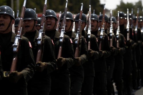 Τούρκοι στρατιώτες φωνάζουν συνθήματα κατά της Κύπρου  κατά τη διάρκεια στρατιωτικής παρέλασης