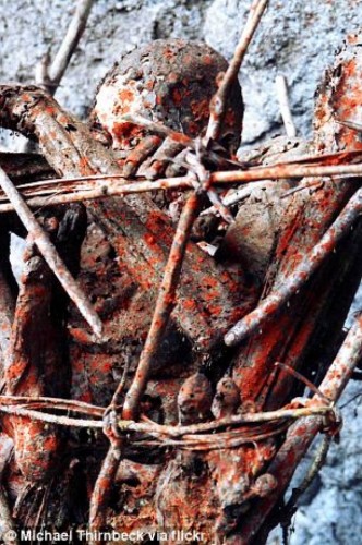 μακάβριο-έθιμο-της-φυλής-άνγκα-3