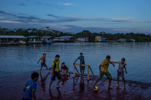 το-πλωτό-χωριό-του-αμαζονίου-μια-ζωή-χτισμένη-πάνω-στο-νερό-1