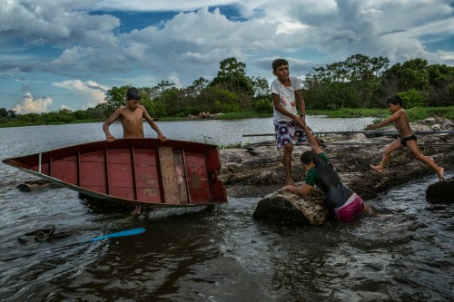το-πλωτό-χωριό-του-αμαζονίου-μια-ζωή-χτισμένη-πάνω-στο-νερό-3