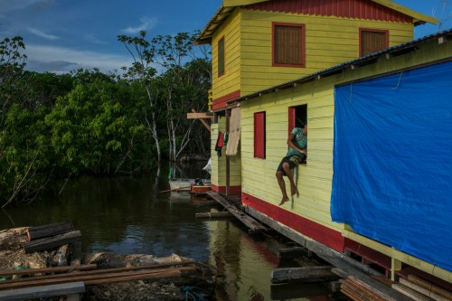 το-πλωτό-χωριό-του-αμαζονίου-μια-ζωή-χτισμένη-πάνω-στο-νερό-4