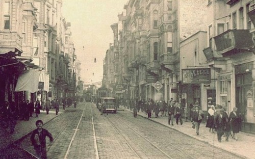 1930-ο-πεζόδρομος-του-πέρα-με-το-τραμ-700x437