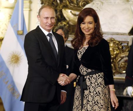 Argentina's President de Kirchner shakes hands with her Russian counterpart Putin in Buenos Aires