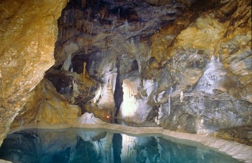 το-μυθικό-σπήλαιο-των-λιμνών-1