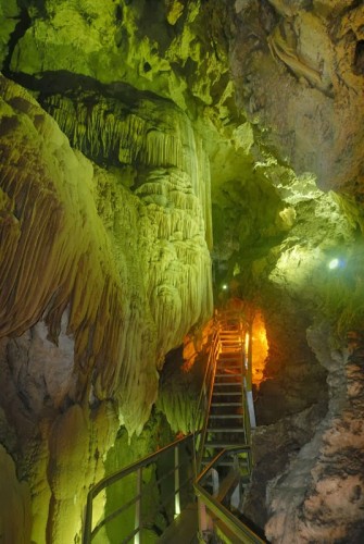 το-μυθικό-σπήλαιο-των-λιμνών-11