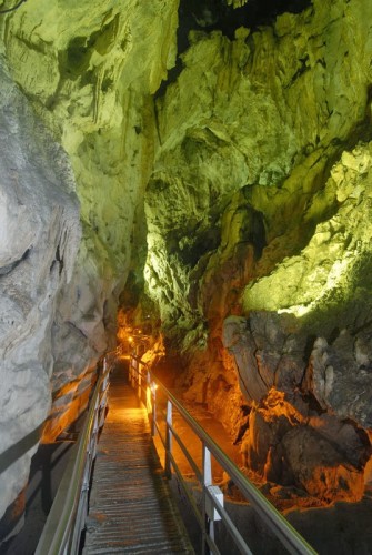το-μυθικό-σπήλαιο-των-λιμνών-12