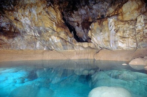 το-μυθικό-σπήλαιο-των-λιμνών