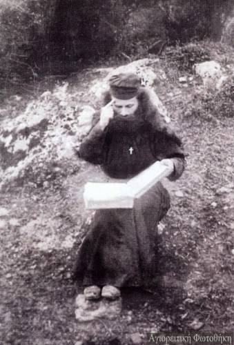 Ο Όσιος Πορφύριος ως νέος μοναχός στα Καυσοκαλύβια http://athosprosopography.blogspot.gr