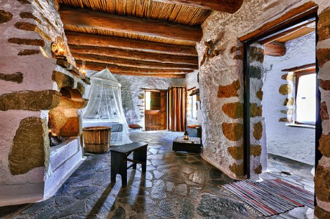 έφτιαξαν-ενοικιαζόμενα-χωρίς-ρεύμα-και-οι-τουρίστες-κάνουν-ουρά-4